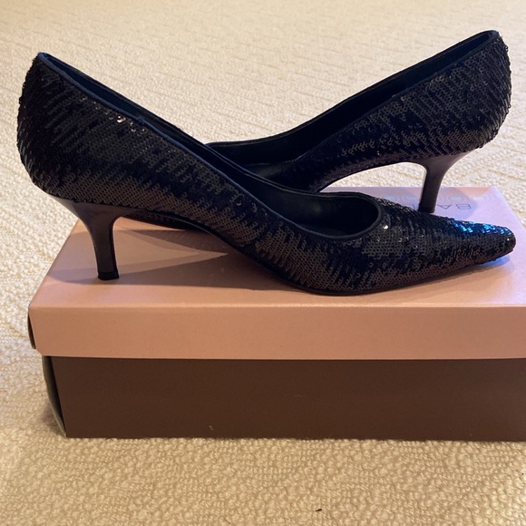 Stunning Sequined Black Dress Pumps - Picture 2 of 5